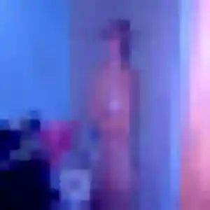 Flore, 23 ans, connectée à Fraisans pour une rencontre coquine