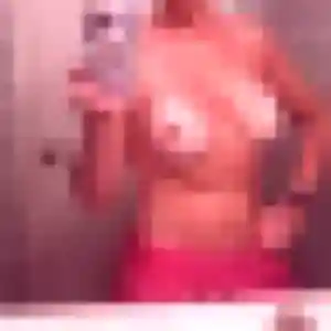 Oceane, 26 ans, connectée à Liginiac pour une rencontre coquine