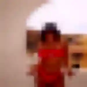 Yolande, 22 ans, connectée à Neuville-aux-Bois pour une rencontre coquine